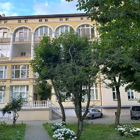 Lägenhet Mieszkanie W Kamienicy